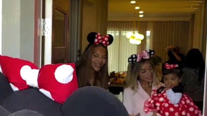 Ludmilla registra encontro da filha Zuri com Minnie e Mickey na Disney