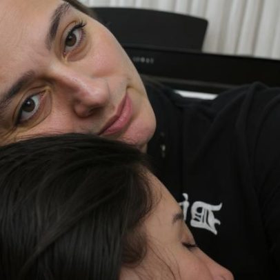 Lauana Prado e Tati Dias compartilham momento juntos; ela diz que dormir no peito a acalma