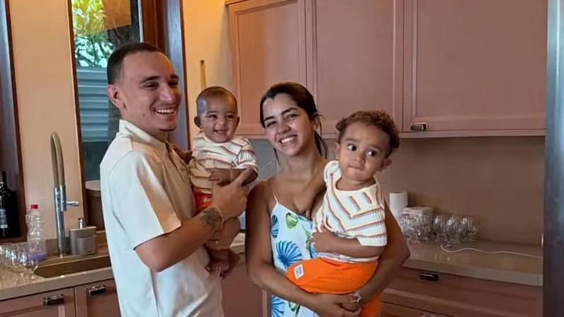 João Gomes celebra casa nova e declara amor à esposa e aos filhos