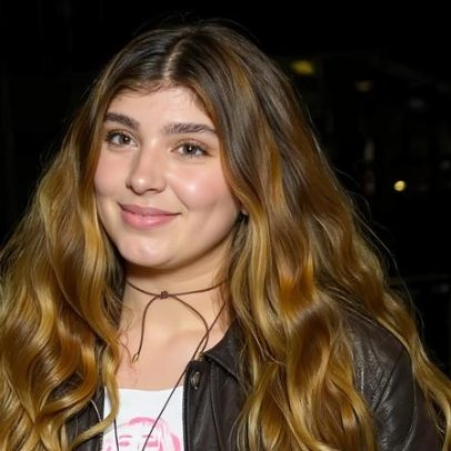 Filha de Grazi Massafera e Cauã Reymond usa look animal print no Lollapalooza