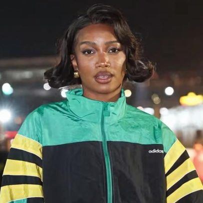 IZA aposta em look esportivo fashion e brilha no 1º dia de Lollapalooza