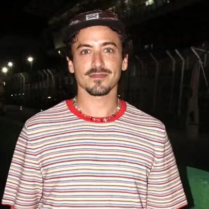 Jesuíta Barbosa revela timidez e reage a título de galã em vídeo