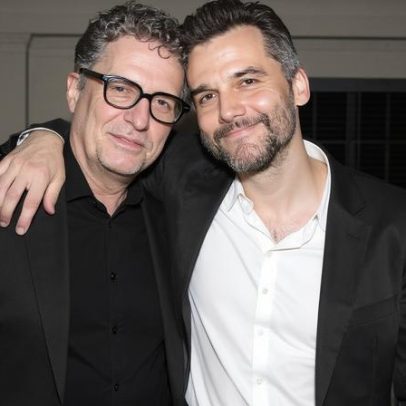 Kleber Mendonça Filho posa com Wagner Moura; Marina Ruy Barbosa reage a vitória