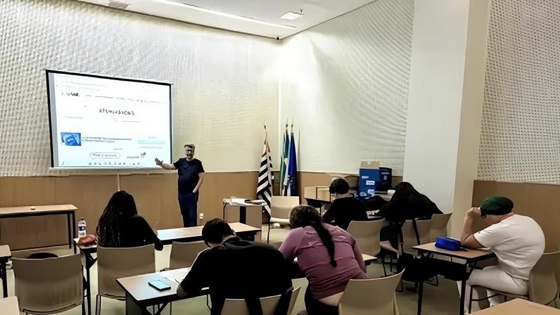 No Dia da Escola, projeto ajuda trabalhadores a retomar os estudos