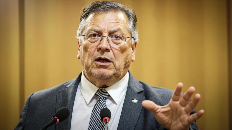 Dino diz que 40 magistrados punidos com aposentadoria deveriam perder cargo