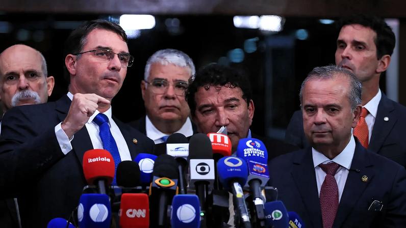Flávio Bolsonaro, pré-candidato do PL à Presidência, e a bancada da oposição no Senado Banco Master (Foto: Lula Marques/Agência Brasil)