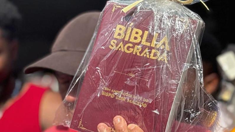 Bíblia distribuída na comunidade.