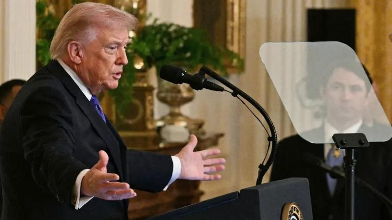 O presidente dos EUA, Donald Trump, discursa durante uma cerimônia de entrega da Medalha de Honra no Salão Leste da Casa Branca (Foto: Jim Watson / AFP)