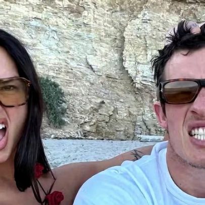 Dua Lipa é fotografada de biquíni ao lado do noivo Callum Turner