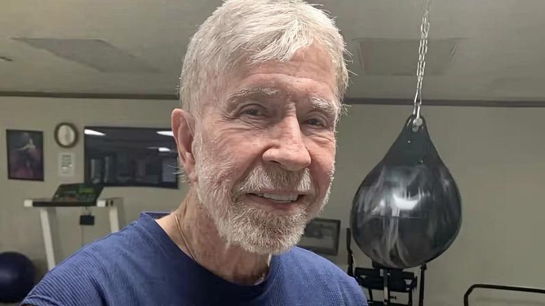 Chuck Norris, morto aos 86, começou no jiu-jitsu após luta com a família Gracie