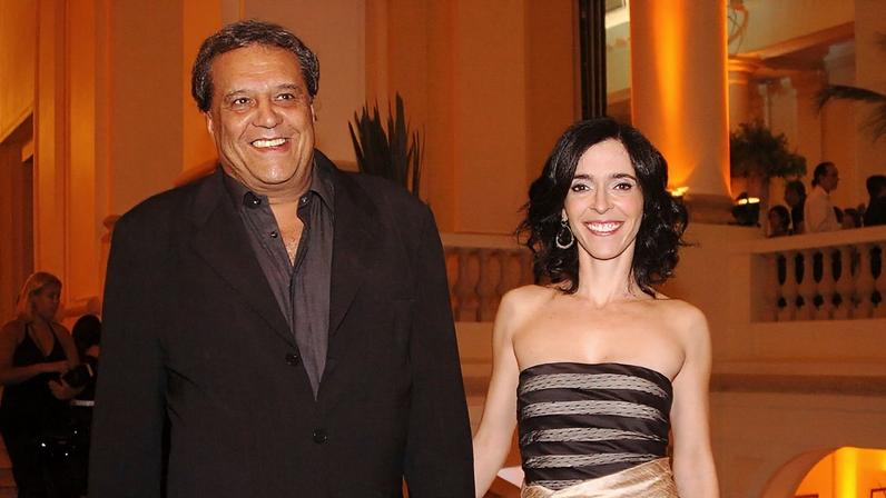 Deborah Evelyn faz emocionado adeus ao ex-marido Dennis Carvalho, pai da filha