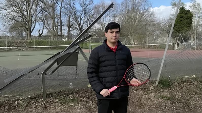 Clube cobra município para consertar cerca danificada por árvore