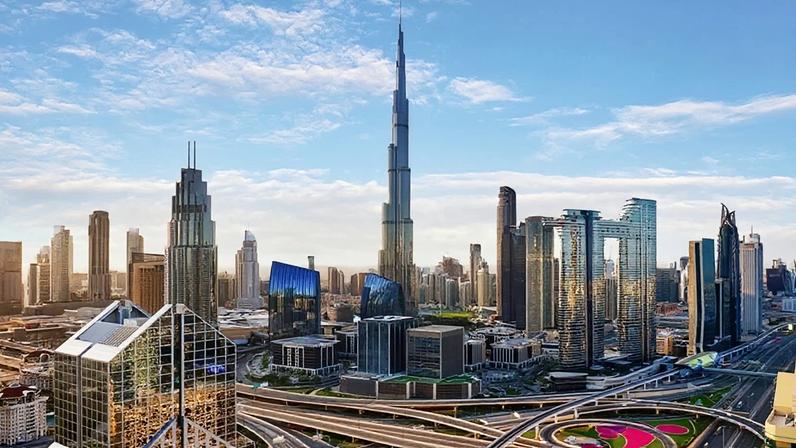 O aumento na migração de milionários para os Emirados Árabes Unidos é impulsionado por uma combinação de segurança, qualidade de vida, conectividade global e um ambiente competitivo com baixa carga tributária