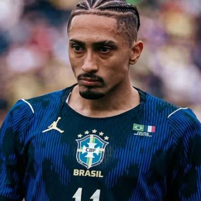 Barcelona libera Raphinha e ele inicia tratamento de lesão em Porto Alegre