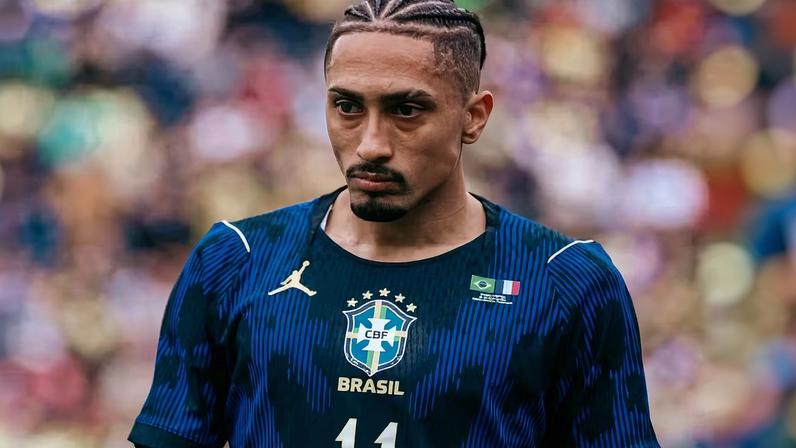 Barcelona libera Raphinha e ele inicia tratamento de lesão em Porto Alegre