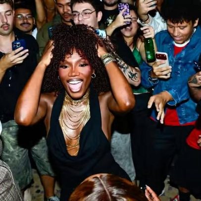 Doechii recebe fãs em prédio histórico antes de apresentação no Lollapalooza 2026