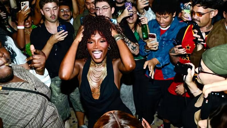 Doechii recebe fãs em prédio histórico antes de apresentação no Lollapalooza 2026