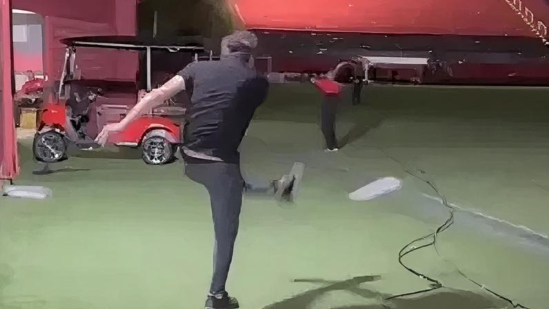 Técnico do Atlético-MG perde a paciência e chuta garrafa após coletiva