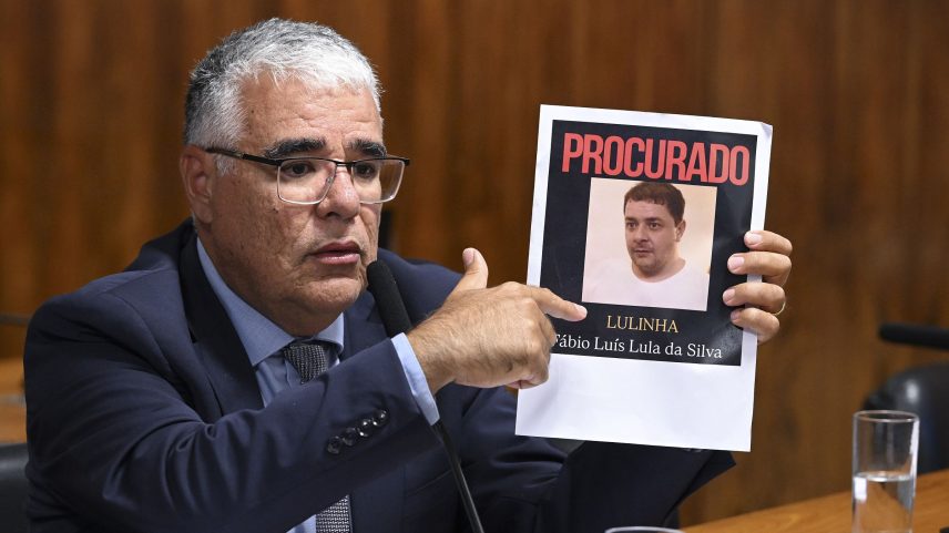 Eduardo Girão (Novo-CE) mostra foto de Lulinha durante sessão da CPMI do INSS. (Foto: Carlos Moura/Agência Senado)