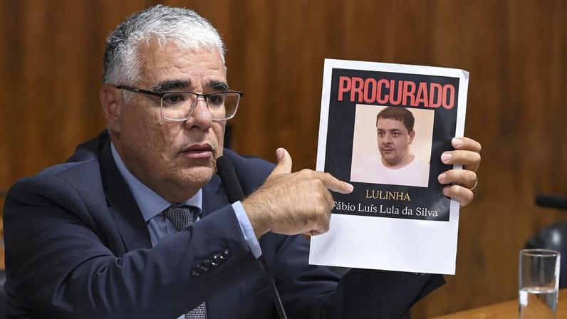 Eduardo Girão (Novo-CE) mostra foto de Lulinha durante sessão da CPMI do INSS. (Foto: Carlos Moura/Agência Senado)