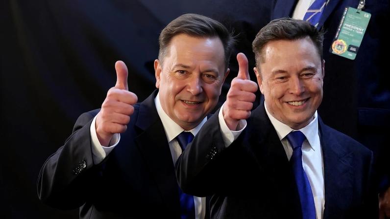 Elon Musk acena para pessoas durante sessão no Congresso dos EUA, realizada em março de 2025
