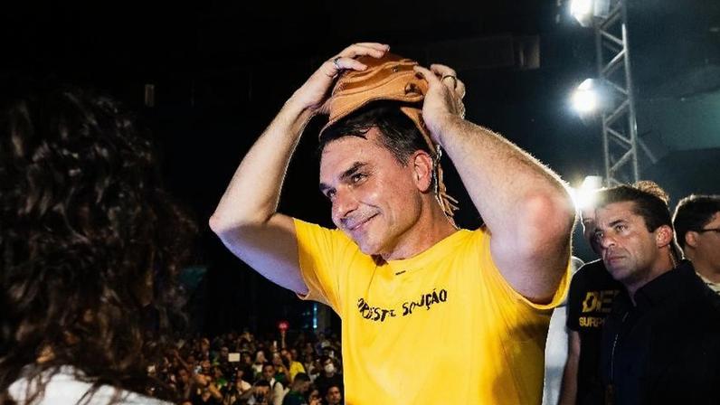 Flávio ataca Lula, mira no crime e busca afastar-se do machismo