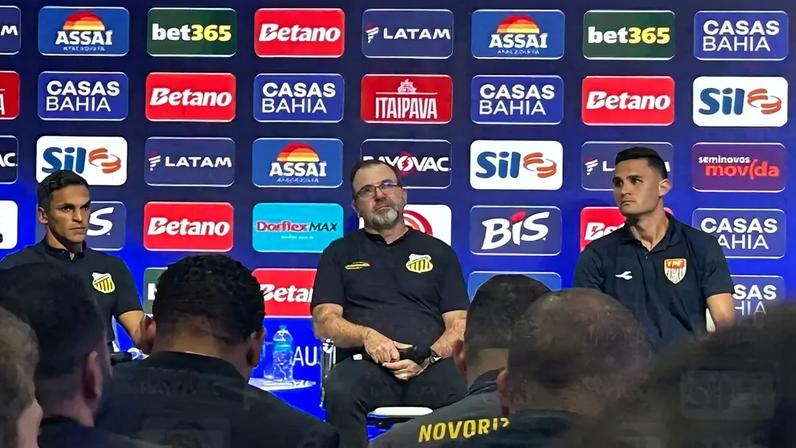 Enderson Moreira na coletiva na véspera da final do Paulistão (Crédito: Thiago Braga)