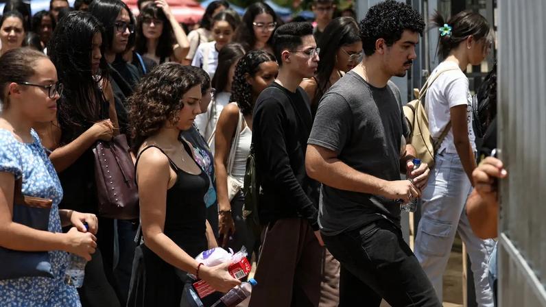 Brasília (DF), 16/11/2025 - Candidatos comparecem a local de prova para realização do segundo dia do Exame Nacional do Ensino Médio (Enem) 2025. Foto: Marcelo Camargo/Agência Brasil
