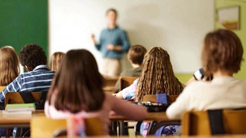 Diretora impede aluna evangélica de distribuir folhetos