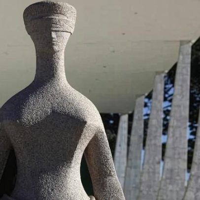 População faz protesto contra ministros do STF