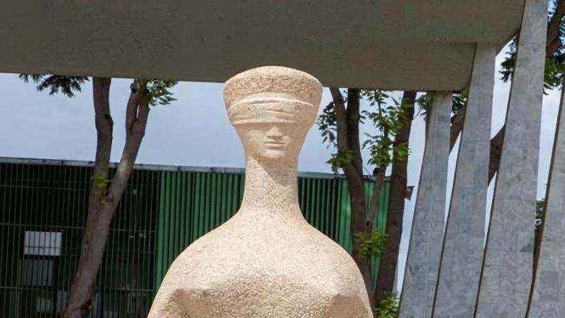 Estátua da Justiça na frente do STF