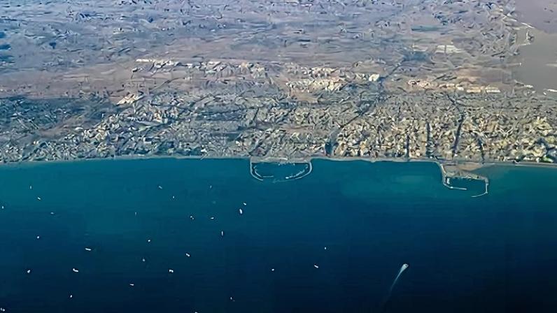 Vista aérea de Bandar Abbas, cidade portuária iraniana no Golfo Pérsico, com vários portos e intenso tráfego de navios, no Estreito de Ormuz, no Irã