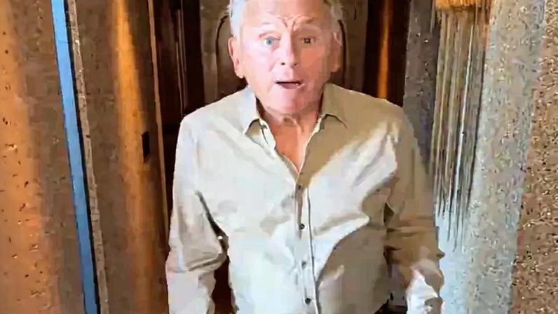 Pat Sajak reaparece em vídeo caseiro após aposentadoria