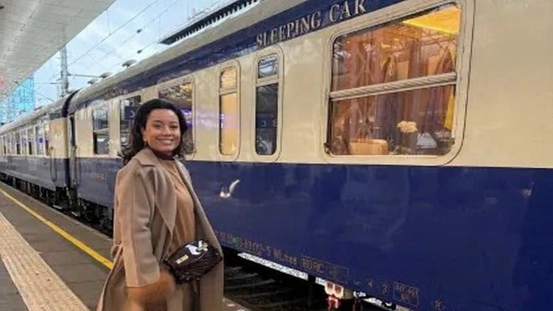 Daniela Filomeno ao lado do Golden Eagle Danube Express, parte de roteiro que liga Europa Ocidental e Oriental