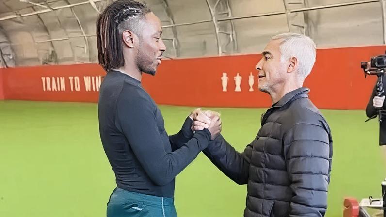 Jogador do Arsenal fica atônito ao conhecer Romário