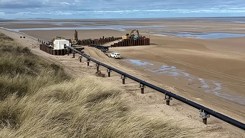 Banhistas assustados após tubo gigante surgir em ponto turístico