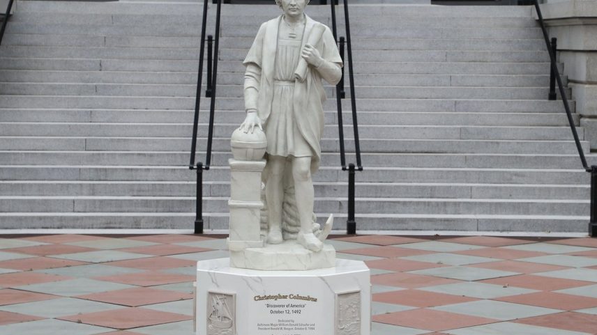 Estátua de Cristóvão Colombo é instalada nos terrenos da Casa Branca