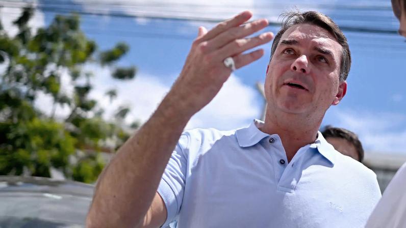 O senador Flávio Bolsonaro (PL-RJ) conversa com jornalistas. (Foto: André Borges / EFE)