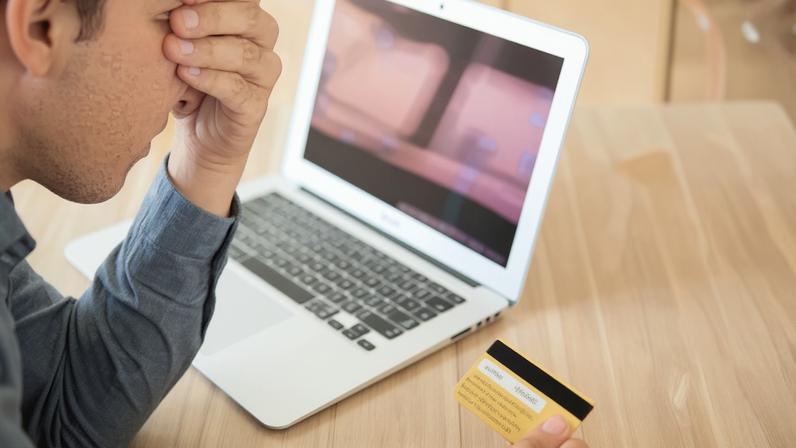 Experiência de pagamento ruim leva 95% dos consumidores online a desistirem da compra, mostra estudo com Brasil, Argentina e Chile. Cliente bravo no e-commerce, insatisfeito