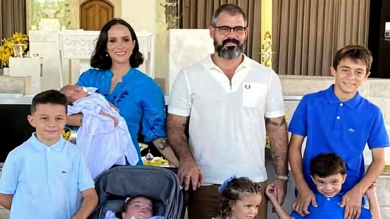Letícia Cazarré e Juliano Cazarré com os seis filhos — Foto: Reprodução/Instagram