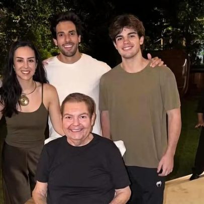 Faustão, em cadeira de rodas, aparece no aniversário da filha cantora