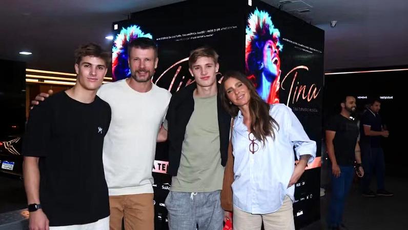 Fernanda Lima e Rodrigo Hilbert levam gêmeos ao teatro