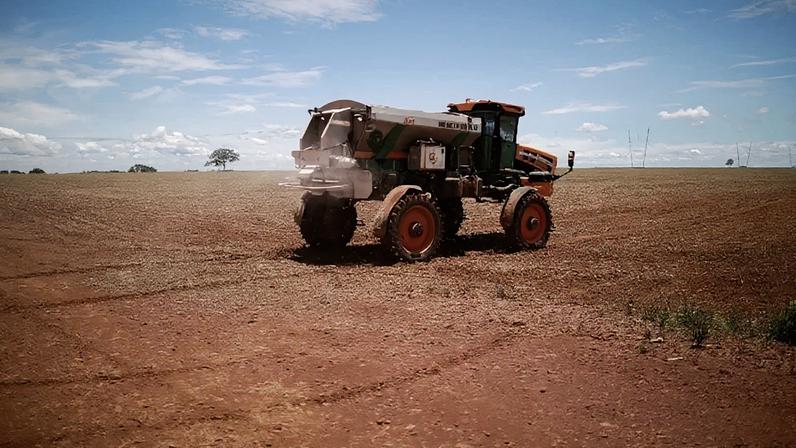 Agricultor espalha fertilizantes em Brasília