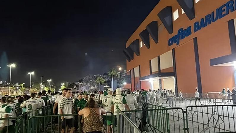 Fila extensa na entrada da Arena Crefisa Barueri enquanto Palmeiras e Novorizontino já faziam a final do Paulistão