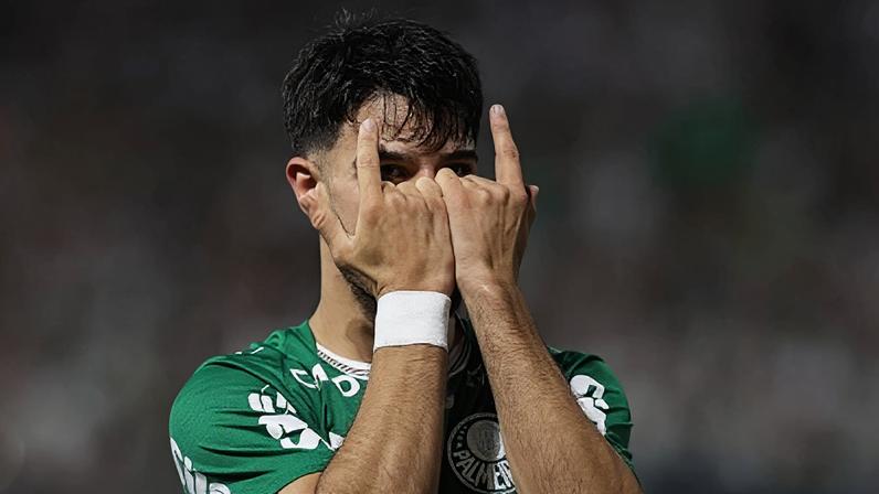 Flaco López comemora seu gol contra o São Paulo