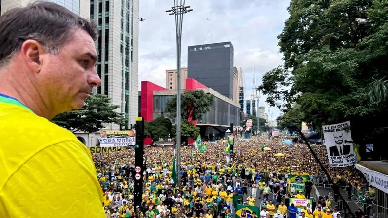 Flávio Bolsonaro afirma que subirá a rampa do Planalto com o pai em 2027