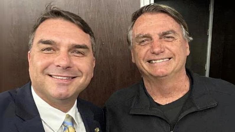 Flávio conclui absorção de votos de Bolsonaro e mira eleitor de centro