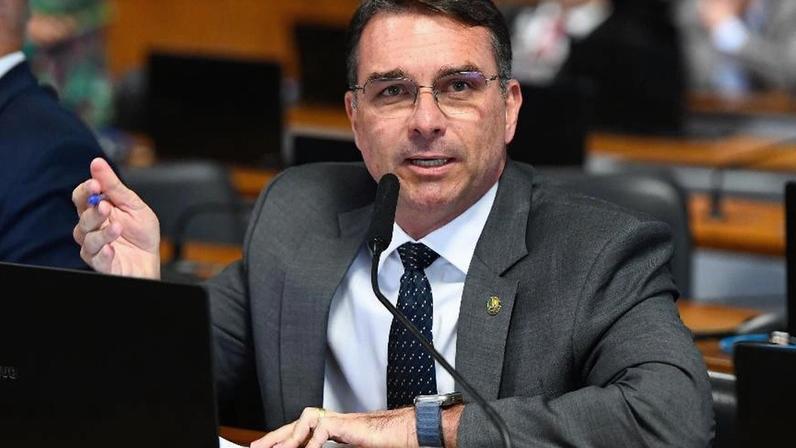 Justiça do DF determina remoção de foto de Flávio com Vorcaro feita por IA