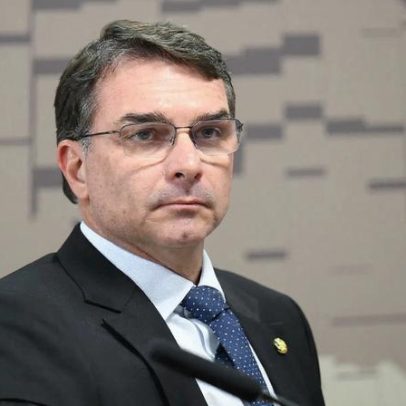 Flávio Bolsonaro solicita prisão domiciliar de Bolsonaro em reunião com Moraes