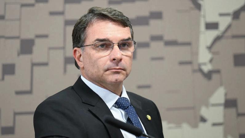 Flávio Bolsonaro solicita prisão domiciliar de Bolsonaro em reunião com Moraes